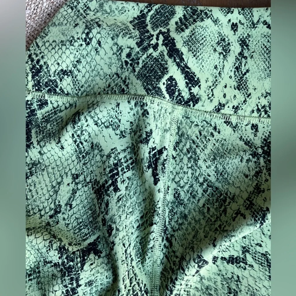 Alo Yoga Snakeskin Vapor Legging Green size XS. 1569